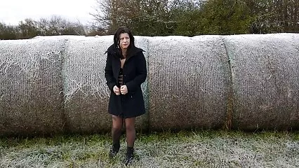 Tubo inumidito spinto proprio film hard italiani vintage nel culo della ragazza.