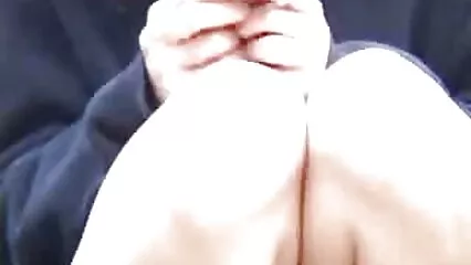 Il lungo cazzo di cioccolato allarga la figa della bambola film italiani pornografici bianca.