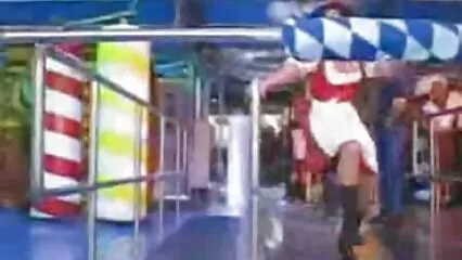 Affascinante film porno casalinghe amatoriali mora si toglie i leggings davanti a un uomo.